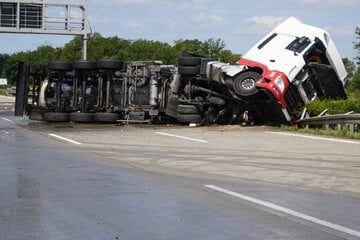 Unfall A2: Aufräumarbeiten nach Speiseöl-Unfall: A2 bleibt bis Mittwoch gesperrt