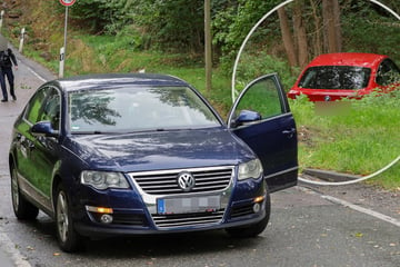 Crash bei Zwickau: BMW kracht mit VW zusammen und landet im Gebüsch