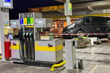 In Tankstelle gekracht: Transporter reißt Zapfsäule aus Verankerung