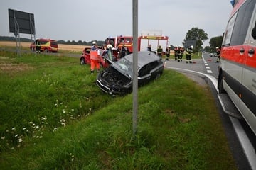 Seat überschlägt sich mehrfach: Zwei Verletzte nach Unfall in der Altmark