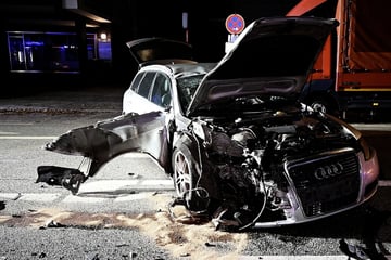 Betrunkener zerlegt seinen Audi und räumt Ampel um