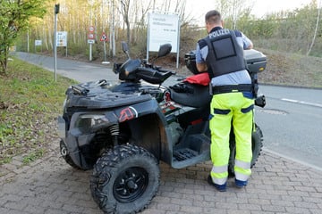 Quad überschlägt sich: Fahrer und Beifahrerin eingeklemmt