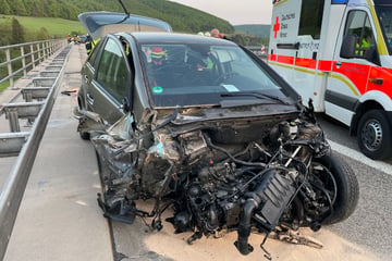 Unfall A71: Unfall auf A71: Leitplanke bewahrt Fahrer vor Sturz in den Tod