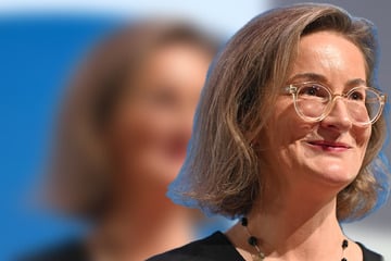 Mit Pappschild und Blumen: Diese Frau stellt sich dem Judenhass entgegen!