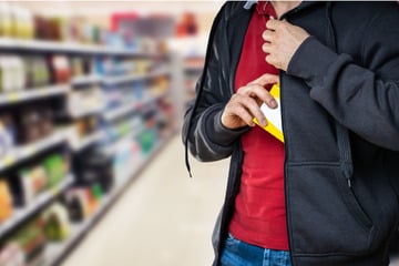 Ladendieb stopft sich Rucksack voll, doch Mitarbeiterin hat Adleraugen