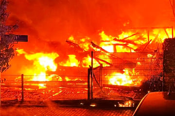 Flammeninferno! Carport und Autos brennen, Feuerwehr im Großeinsatz