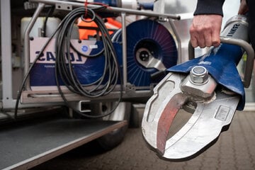 Beim Überholen: Fahranfängerin kracht in Gegenverkehr und wird im Auto eingeklemmt