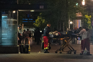 Unfall am Alexanderplatz: Person unter U-Bahn eingeklemmt!
