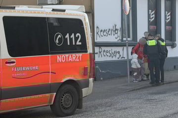 Mutter von Auto erfasst: Tochter muss alles mit ansehen