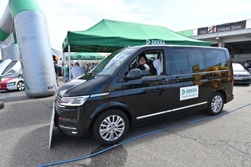 Zu diesem Auto rollt die Fahrerin bis ans Steuer