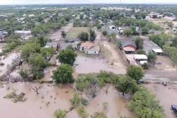 Texas floods: Death toll hits 100 as hopes for missing people fade