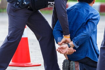 Betrunken und bewaffnet: Junger Mann nach Wohnungsrandale festgenommen