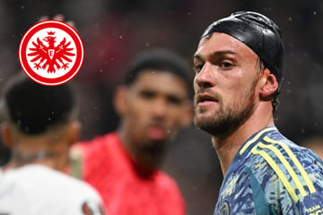 Ajax-Star überrascht gegen Frankfurt mit Badekappe: Was war hier denn los?