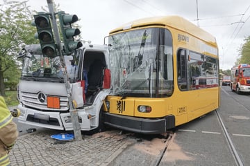 Straßenbahn entgleist nach Zusammenstoß mit Gasflaschen-Lkw