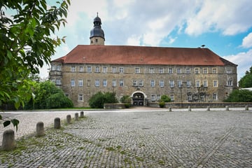Hier kann ein riesiges Anwesen ersteigert werden: Schloss Schochwitz sucht neue Besitzer