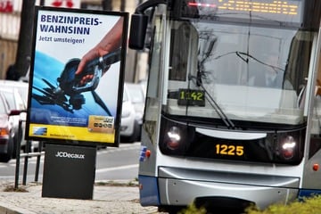 Transporter kracht in Tram: Zwei Verletzte bei Unfall in Leipzig