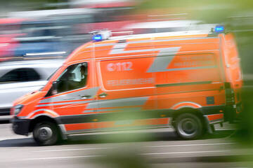 Schwerer Unfall in Köpenick: Auto fährt Fußgänger an