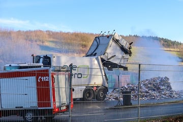 Feueralarm auf Deponie: Müllwagen-Fahrer im Krankenhaus