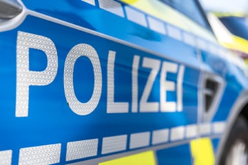 Weil er sich einer Kontrolle entziehen wollte: Autofahrer rammt Streifenwagen - Polizist verletzt