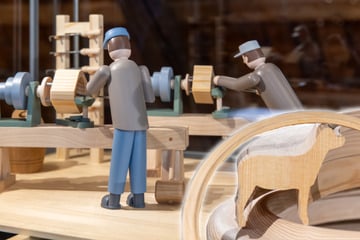 Reifendrehen im Erzgebirge: Hier bekommt Ihr einen Einblick in ein einzigartiges Handwerk