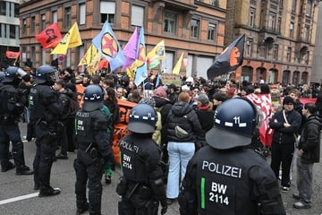 "Gen Z"-Demos in ganz Deutschland: Vermummte und Pyrotechnik bei Jugendprotest in Stuttgart