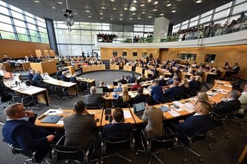 Landtagssitzung unterbrochen: AfD berät über Ausschüsse