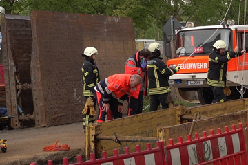 Feuerwehreinsatz auf Leipziger Baustelle: 62-Jähriger in Grube gefallen