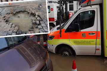 Leipziger Rettungswagen kracht während Einsatz in Loch und bleibt stecken