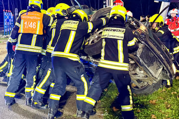 Auto kracht gegen Schild und Laternenmast: Frau verletzt in Klinik