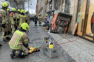 Berlin: "Rüsseltier" im Einsatz: Kehrmaschine reißt Loch in Bürgersteig über U-Bahnstrecke