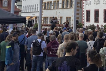 Rechtsextreme Parteien verbieten: Hunderte Menschen in Erfurt auf der Straße