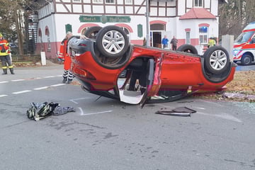 Renault überschlägt sich bei Crash im Norden: Drei Personen verletzt