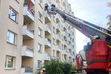 München: Feuer versperrt Fluchtweg! Familie rettet sich auf Balkon