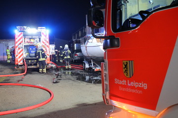 Leipzig: Transporter fängt in Werkstatt Flammen: Feuerwehreinsatz in Eutritzsch