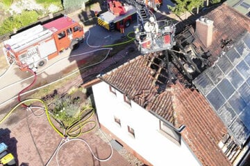 Dachstuhl fängt Feuer: Bewohner müssen neue Bleibe suchen