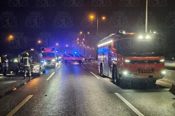 Unfall auf der A100: Autos hinterlassen Trümmerfeld