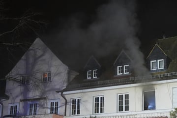 Leipzig: Nach schwerem Brand: Historisches Reihenhaus im Leipziger Süden ist unbewohnbar
