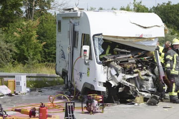 Unfall A9: Schlimmer Crash auf der A9: Fahrer wird in Wohnmobil eingeklemmt