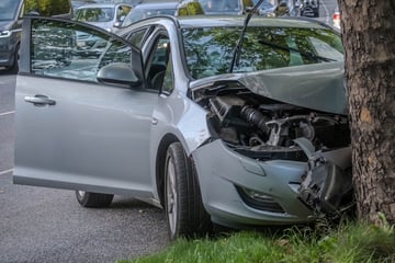 Schwangere Frau kracht mit Auto gegen Baum: Blutende Verletzung am Bauch