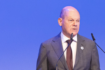 Bundeskanzler Olaf Scholz hält Rede, als plötzlich die Sirenen heulen