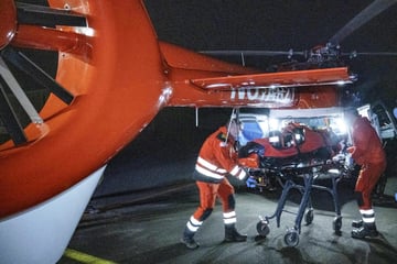 Unfall A5: Unfall auf A5 mit acht Verletzten: Rettungs-Hubschrauber im Einsatz