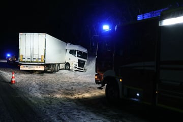 Unfall A38: Lkw rutscht bei Schneeglätte in Straßengraben