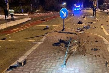 Raser hinterlässt Trümmerfeld, versteckt Unfallauto und flüchtet