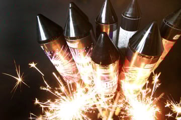 Silvesterrakete fliegt in Richtung einer Gruppe, dann blutet ein Mann stark aus der Nase