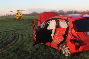 Hubschrauber im Einsatz! Lkw und Auto krachen auf Bundesstraße ineinander