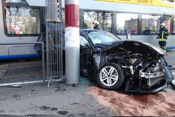 Straßenbahn-Crash in Leipzig: Fahrerin in Auto eingeklemmt