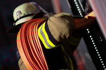 Weihnachtsbaum steht in Flammen: Hausbewohner erleben Albtraum an Heiligabend