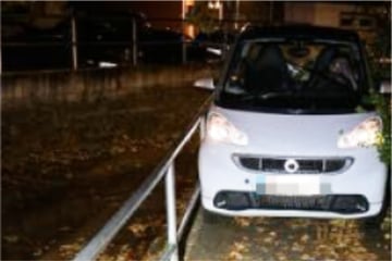 Smart fährt über Gehweg und sitzt plötzlich zwischen Brückengeländer und Mauer fest