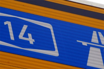 Unfall A14: Rentner kracht in Stauende: A14 stundenlang gesperrt
