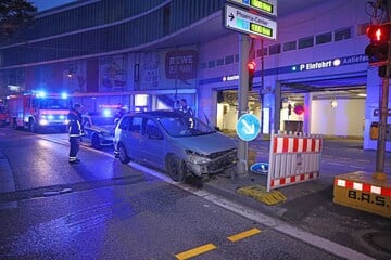 Auto kracht gegen Mast: Fahrer flüchtet